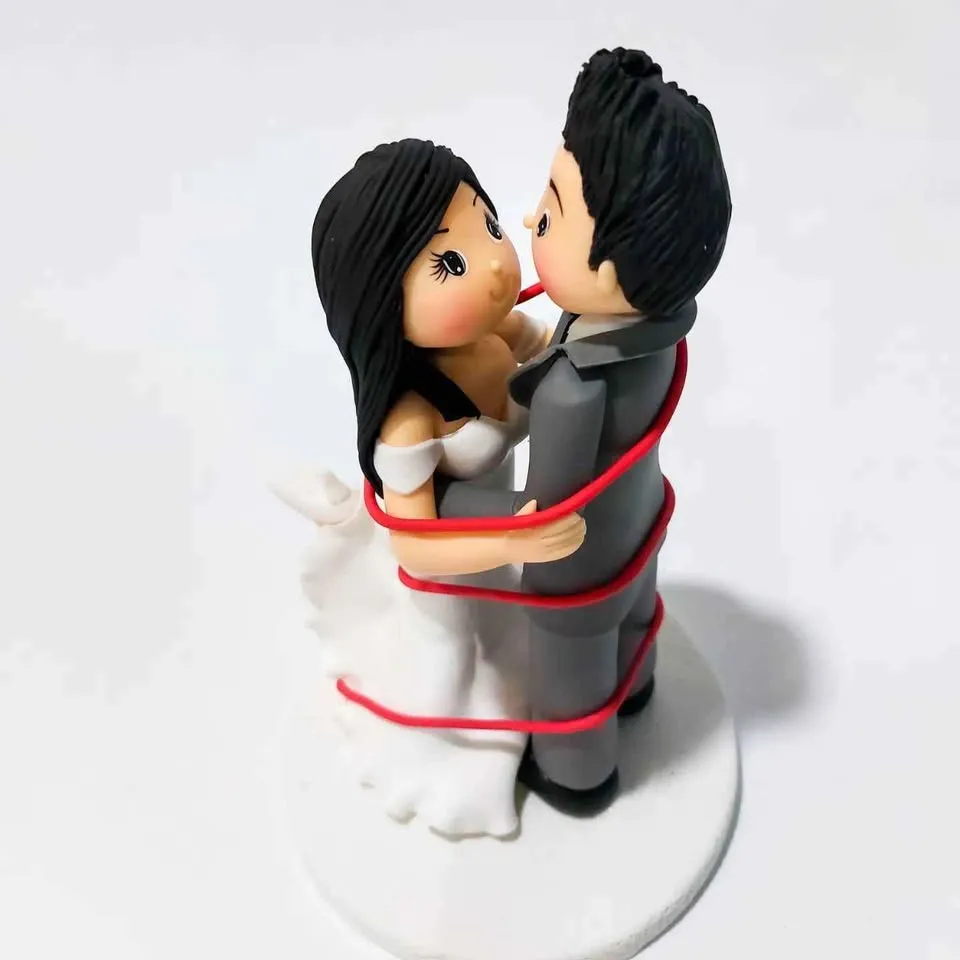Novios abrazados envueltos en el hilo rojo del destino